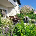Flora 公寓